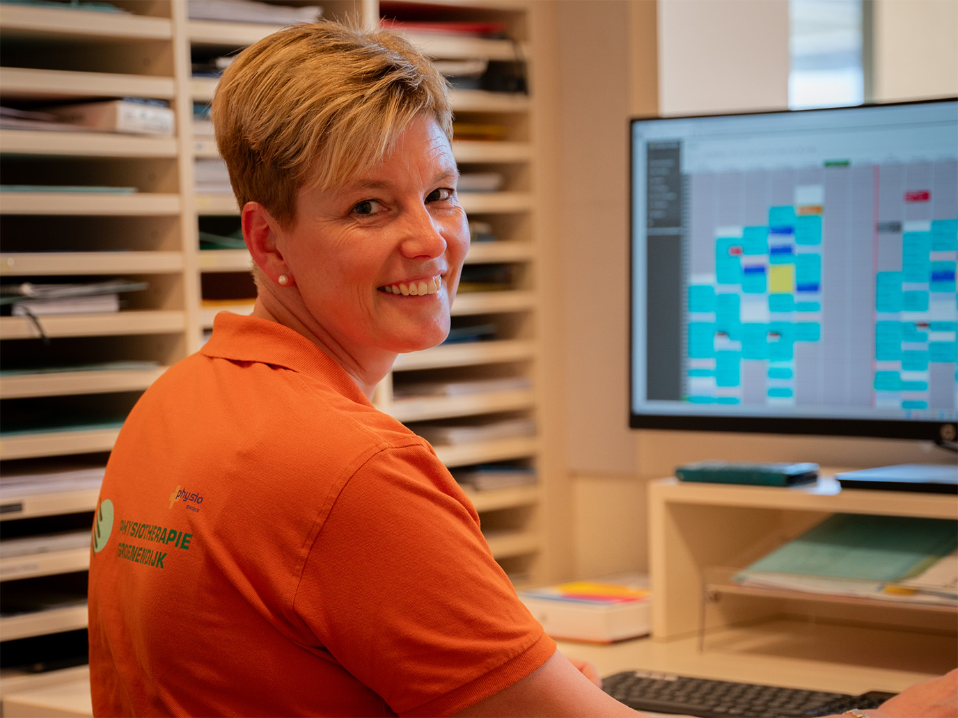 Conny Schumacher arbeitet am PC